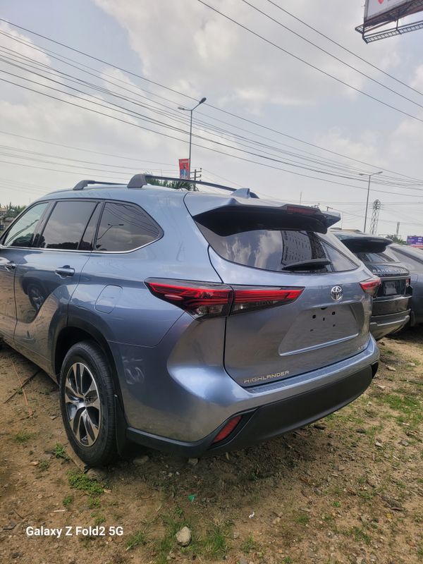 Thumbnail 3 of 2022 Toyota Highlander xle